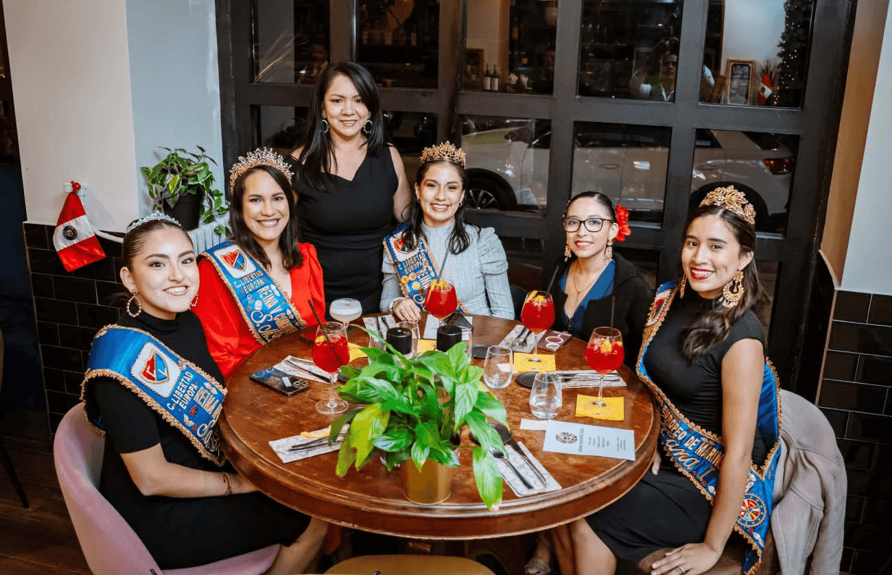 Reinas e invitadas reunidas alrededor de una mesa durante un encuentro del Club Libertad Europa