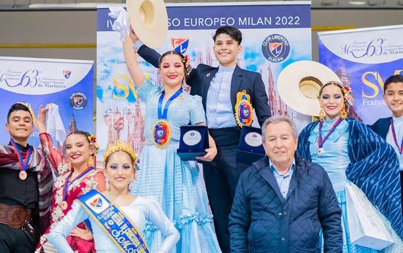 Parejas ganadoras del IV Concurso Europeo Milán 2022 posando con sus medallas y escapularios junto al presidente del jurado